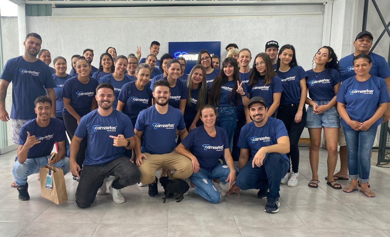 Equipe completa da Camisetas Paraná, com mais de 35 colaboradores vestindo a camiseta da marca