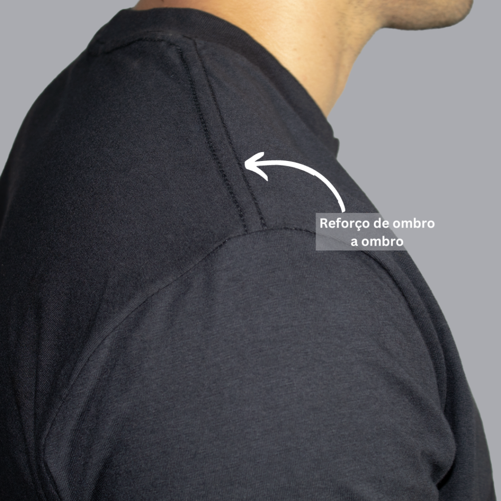 camiseta preta mostrando detalhe de reforço de ombro a ombro