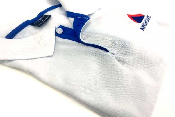 camiseta polo branca com detalhes azul royal dobradas