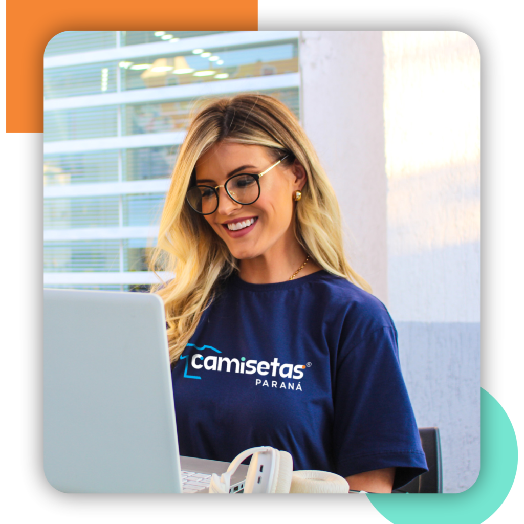 mulher trabalhando no computador com uma camiseta personalizada