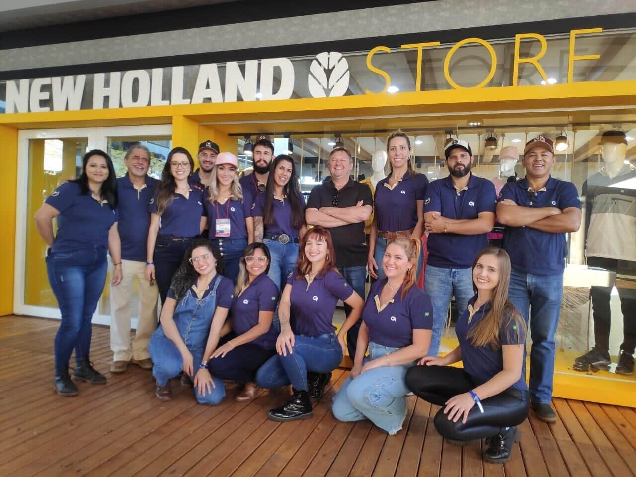 Equipe de cliente da Camisetas Paraná vestindo uniforme personalizado