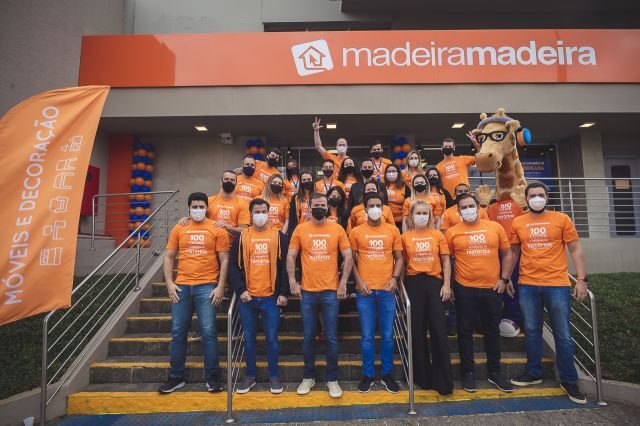 Equipe de cliente da Camisetas Paraná vestindo uniforme personalizado