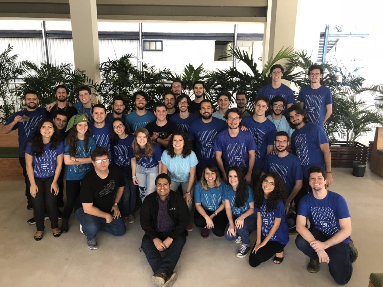 Equipe de cliente da Camisetas Paraná vestindo uniforme personalizado