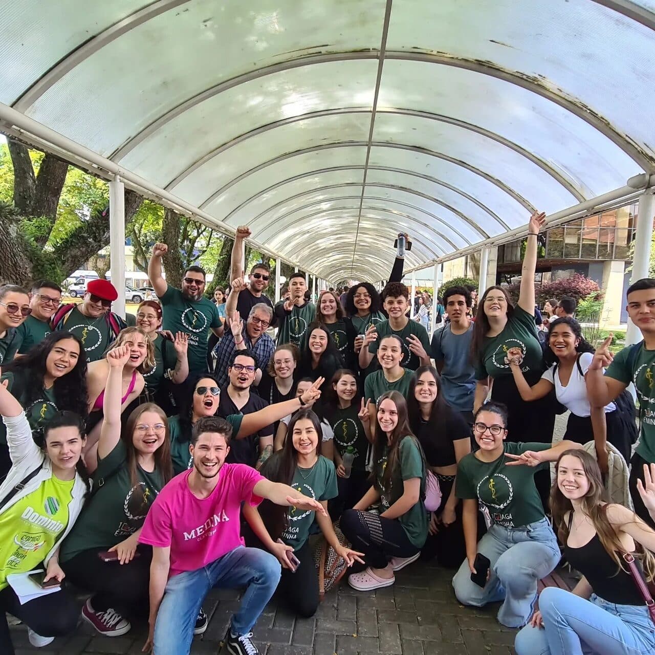 Equipe de cliente da Camisetas Paraná vestindo uniforme personalizado