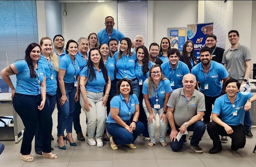 Equipe de cliente da Camisetas Paraná vestindo uniforme personalizado