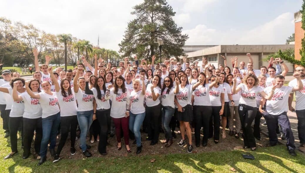 Equipe de cliente da Camisetas Paraná vestindo uniforme personalizado