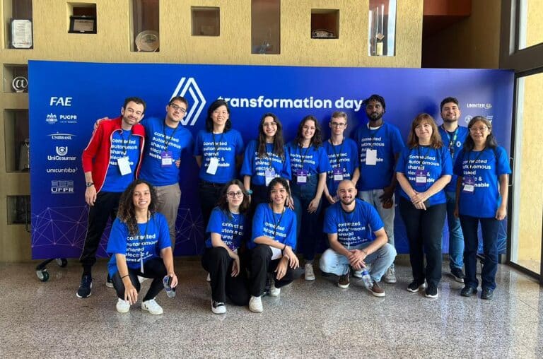 Equipe de cliente da Camisetas Paraná vestindo uniforme personalizado