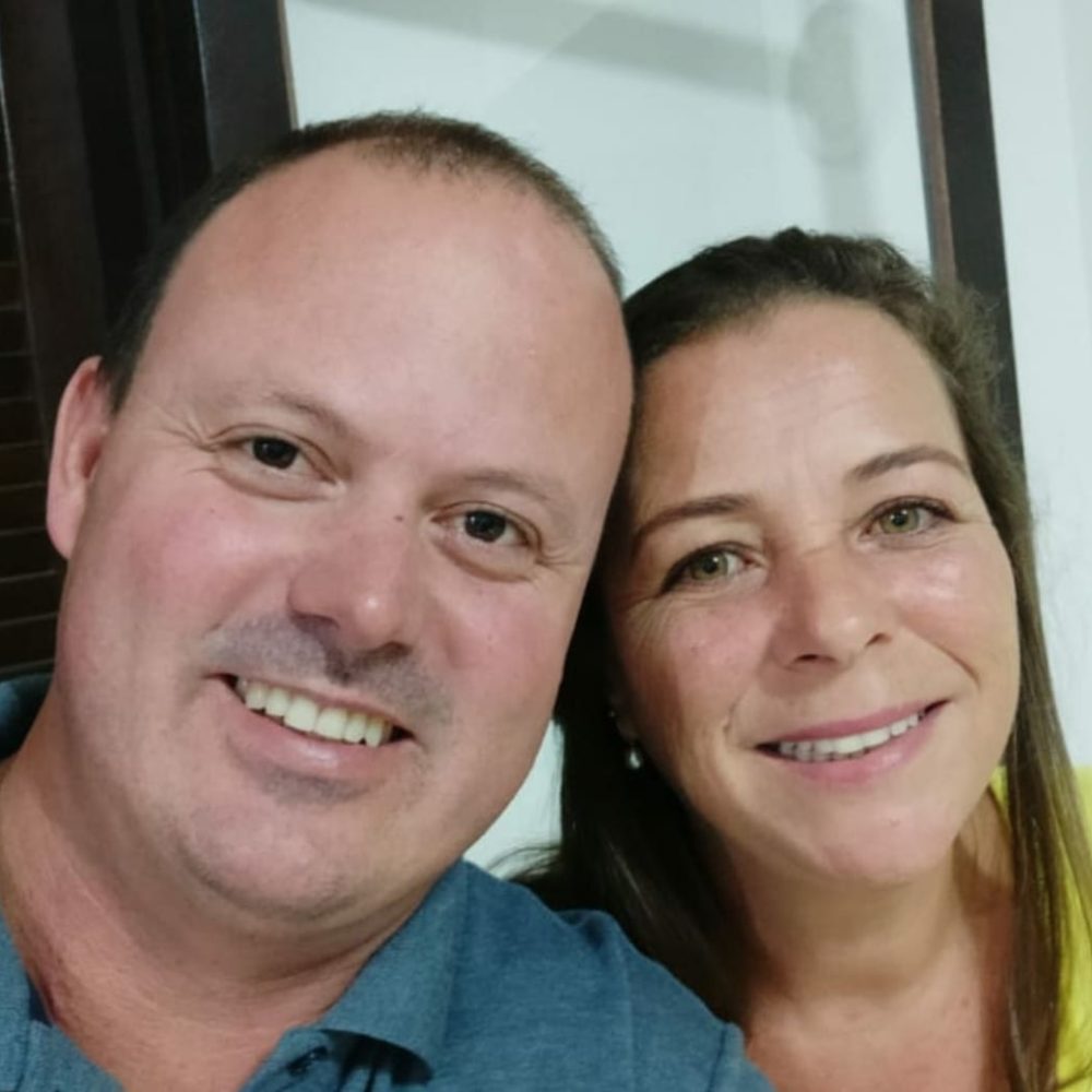 homem e mulher fundadores da camisetas parana